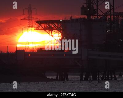 Sheerness, Kent, Regno Unito. 15 aprile 2021. Regno Unito Meteo: Tramonto accanto al carro di perforazione 'Ran' a Sheerness, Kent. Credit: James Bell/Alamy Live News Foto Stock