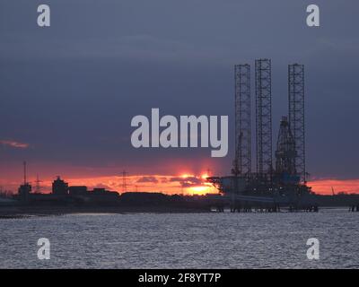 Sheerness, Kent, Regno Unito. 15 aprile 2021. Regno Unito Meteo: Tramonto accanto al carro di perforazione 'Ran' a Sheerness, Kent. Credit: James Bell/Alamy Live News Foto Stock