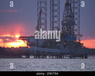 Sheerness, Kent, Regno Unito. 15 aprile 2021. Regno Unito Meteo: Tramonto accanto al carro di perforazione 'Ran' a Sheerness, Kent. Credit: James Bell/Alamy Live News Foto Stock