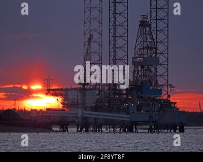 Sheerness, Kent, Regno Unito. 15 aprile 2021. Regno Unito Meteo: Tramonto accanto al carro di perforazione 'Ran' a Sheerness, Kent. Credit: James Bell/Alamy Live News Foto Stock