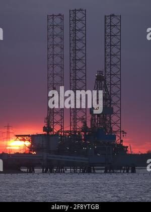 Sheerness, Kent, Regno Unito. 15 aprile 2021. Regno Unito Meteo: Tramonto accanto al carro di perforazione 'Ran' a Sheerness, Kent. Credit: James Bell/Alamy Live News Foto Stock
