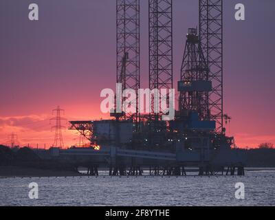 Sheerness, Kent, Regno Unito. 15 aprile 2021. Regno Unito Meteo: Tramonto accanto al carro di perforazione 'Ran' a Sheerness, Kent. Credit: James Bell/Alamy Live News Foto Stock
