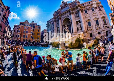 Gruppo di turisti in visita alla Fontana di Trevi, Roma, Italia Foto Stock