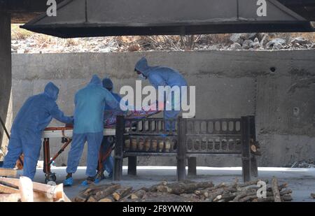 Mumbai, India. 15 Aprile 2021. (L'immagine della nota dei redattori rappresenta la morte)i lavoratori municipali che indossano una suite di dispositivi di protezione individuale (PPE) si preparano a cremare un corpo di una persona morta a causa della malattia da virus corona a Mumbai. Tra l'aumento dei casi di coronavirus nel Maharashtra, vi sono 15 giorni di coprifuoco a partire dal 14 aprile fino al 30 aprile, sarà consentito solo il servizio essenziale. (Foto di Ashish Vaishnav/SOPA Images/Sipa USA) Credit: Sipa USA/Alamy Live News Foto Stock