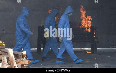 Mumbai, India. 15 Aprile 2021. Lavoratori municipali che indossano i cremati di equipaggiamento protettivo personale (PPE) una persona che è morta a causa della malattia di coronavirus a Mumbai. Tra l'aumento dei casi di coronavirus nel Maharashtra, ci sono 15 giorni di coprifuoco a partire dal 14 aprile fino al 30 aprile, solo servizio essenziale sarà consentito. (Foto di Ashish Vaishnav/SOPA Images/Sipa USA) Credit: Sipa USA/Alamy Live News Foto Stock