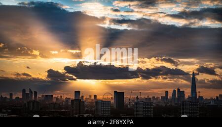 Londra, Regno Unito. 15 Aprile 2021. Regno Unito Meteo: Il tramonto spettacolare della sera si tramonta sul paesaggio della città con i punti di riferimento Shard e London Eye in vista. Credit: Guy Corbishley/Alamy Live News Foto Stock
