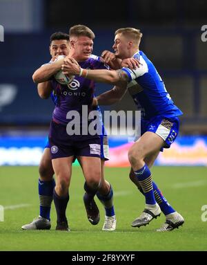 La Morgan Smithies di Wigan Warriors (al centro) affrontata da Alex Sutcliffe di Leeds Rhinos (a sinistra) e Rhyse Martin (a destra) durante la partita della Betfred Super League allo Emerald Headingley Stadium di Leeds. Data immagine: Giovedì 15 aprile 2021. Foto Stock