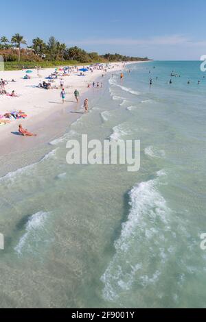 Spiaggia di sabbia bianca e acqua verde lungo il Golfo del Messico a Napoli, Florida, Stati Uniti Foto Stock