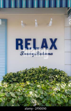 Relax - cartello a muro Tommy Bahama sul negozio in 3rd Street Shopping District, Napoli, Florida, Stati Uniti Foto Stock