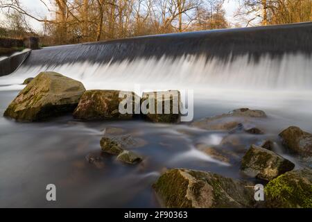 Cascata del torrente Sulz vicino a Lindlar, Bergisches Land, Germania Foto Stock