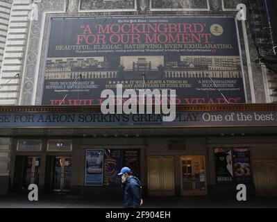 New York, Stati Uniti. 15 Aprile 2021. L'ingresso al Broadway Show "To Kill a Mockingbird" di Aaron Sorkin rimane chiuso al Shubert Theatre di Times Square a New York City giovedì 15 aprile 2021. Gli spettacoli di Broadway, chiusi a causa della pandemia di COVID dal marzo 2020, sono ancora in fase di riapertura nel maggio 2021. Foto di John Angelillo/UPI Credit: UPI/Alamy Live News Foto Stock