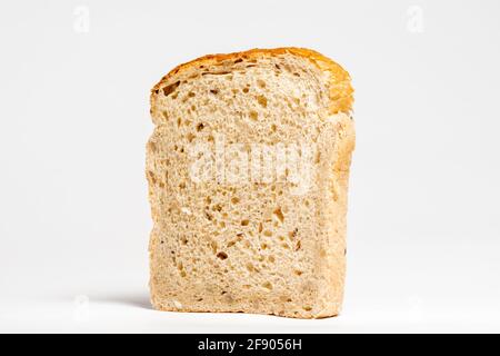 Vista laterale del pane a una fetta di semi misti su bianco Foto Stock