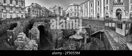 Piazza Stesicoro e Anfiteatro Romano, Catania, Sicilia, Italia Foto Stock