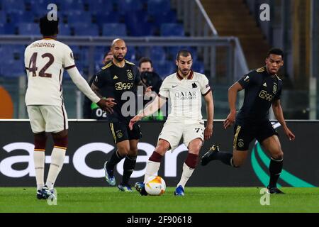 ROMA, ITALIA - APRILE 15: Amadou Diawara di AS Roma, Sean Klaiber di Ajax, Henrikh Mkhitaryan di AS Roma e Jurrien Timber di Ajax durante l'euro UEFA Foto Stock