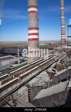 Centrale termica GRES-1. Foto in tilt-shifted, parzialmente sfocata di ristrutturazione di impianti elettrici. Vista aerea. Ekibastuz, Kazakistan. Foto Stock