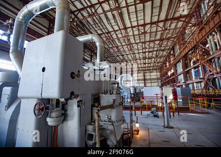 Atyrau, Kazakistan. Locale macchina centrale termica a carbone. Turbina a vapore e generatore elettrico. Panorama dell'officina. Foto Stock