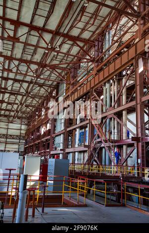 Atyrau, Kazakistan. Centrale elettrica di calore di carbone. Vista della caldaia a vapore e dei tubi su costruzioni metalliche. Elementi del tetto in acciaio. Foto Stock