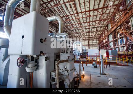 Atyrau, Kazakistan. Locale macchina centrale termica a carbone. Turbina a vapore e generatore elettrico. Panorama dell'officina. Foto Stock