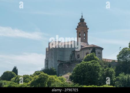 Vecchia chiesa in fase di ristrutturazione nel sud della Francia Foto Stock