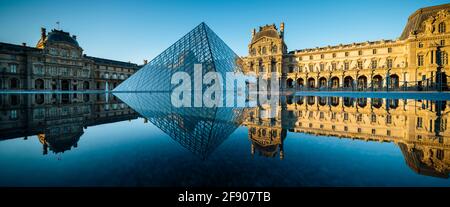 Architettura punto di riferimento Museo del Louvre all'alba, Parigi, Francia, Europa Foto Stock