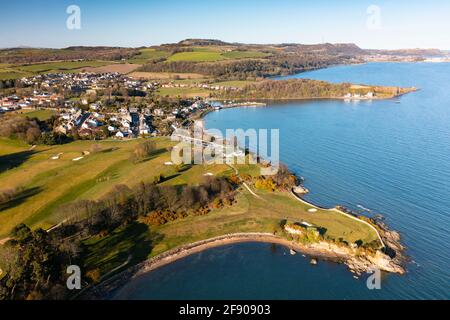 Vista aerea dal drone di Aberdour e Aberdour Golf Course, Fife, Scozia, Regno Unito Foto Stock