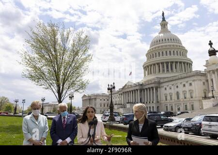 Washington, Stati Uniti. 15 Aprile 2021. La Rep. Alexandria Ocasio-Cortez, D-NY., parla del Postal Banking Act durante una conferenza stampa al Campidoglio degli Stati Uniti a Washington, DC giovedì 15 2021 aprile. Il Postal Banking Act fornirebbe servizi finanziari di base a basso costo agli americani. Photo by Tasos Katopodis/UPI Credit: UPI/Alamy Live News Foto Stock