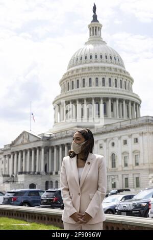 Washington, Stati Uniti. 15 Aprile 2021. La Rep. Alexandria Ocasio-Cortez, D-NY., arriva a parlare del Postal Banking Act durante una conferenza stampa al Campidoglio degli Stati Uniti a Washington, DC giovedì 15 2021 aprile. Il Postal Banking Act fornirebbe servizi finanziari di base a basso costo agli americani. Photo by Tasos Katopodis/UPI Credit: UPI/Alamy Live News Foto Stock