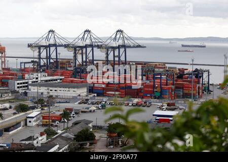 salvador, bahia, brasile - 9 maggio 2018: Vista aerea di container e gru nel porto della città di Salvador *** Local Caption *** Foto Stock