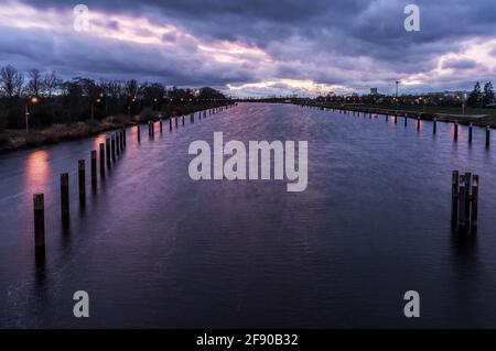 Crepuscolo sul fiume Elba vicino Amburgo. Foto Stock
