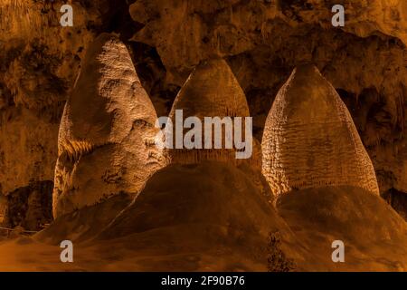 Formazioni Magniflcent lungo il Big Room Trail in profondità sotterranea nel Parco Nazionale delle Caverns di Carlsbad, New Mexico, Stati Uniti Foto Stock