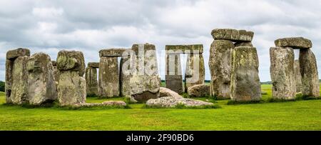 Famose pietre megalite a Stonehenge, Wiltshire, Inghilterra, Regno Unito Foto Stock