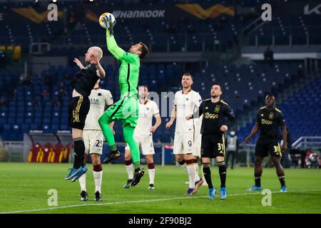 ROMA, ITALIA - APRILE 15: Davy Klaassen di Ajax e portiere Pau Lopez DI AS Roma durante la finale del quarto della UEFA Europa League: Seconda tappa tra UNA Foto Stock