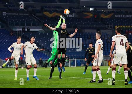 ROMA, ITALIA - APRILE 15: Portiere Pau Lopez DI AS Roma e Davy Klaassen di Ajax durante la finale del quarto della UEFA Europa League: Seconda tappa tra UNA Foto Stock