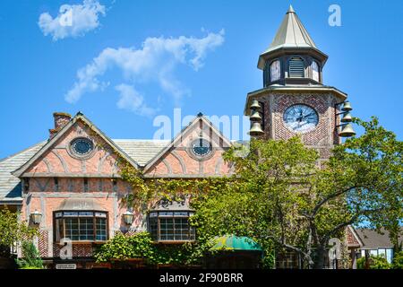 L'edificio della Torre dell'Orologio Solvang presso i negozi dell'Old Mill con dettagli architettonici stravaganti ospita negozi di antiquariato nel villaggio danese di Solvang, CA Foto Stock