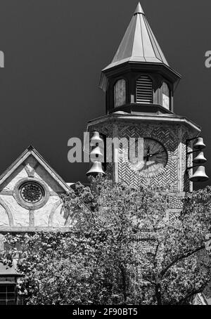 Dettagli architettonici di whimsey e texture in bianco e nero della Old Mill House Clock Tower a Solvang, CA, USA Foto Stock