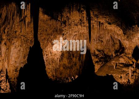 Formazioni Magniflcent lungo il Big Room Trail in profondità sotterranea nel Parco Nazionale delle Caverns di Carlsbad, New Mexico, Stati Uniti Foto Stock
