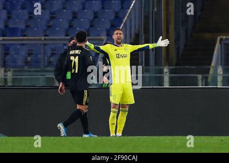 ROMA, ITALIA - APRILE 15: Lisandro Martinez di Ajax e portiere Maarten Stekelenburg di Ajax durante la finale del quartiere UEFA Europa League: Tappa due MAT Foto Stock