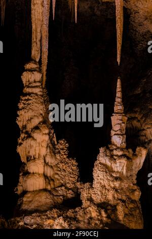 Le formazioni teatrali cinesi lungo il Big Room Trail nel profondo sottosuolo del Parco Nazionale delle Caverns di Carlsbad, New Mexico, USA Foto Stock