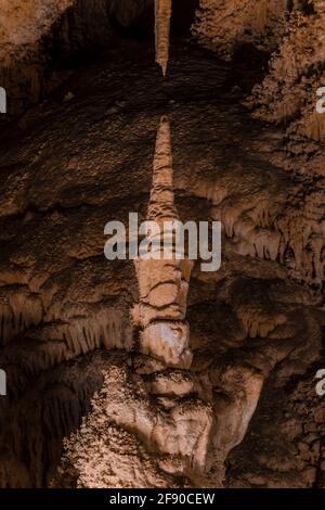 Le formazioni teatrali cinesi lungo il Big Room Trail nel profondo sottosuolo del Parco Nazionale delle Caverns di Carlsbad, New Mexico, USA Foto Stock