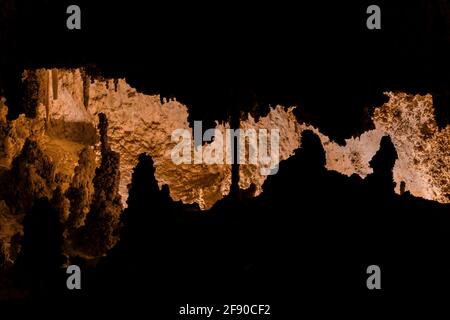 Le formazioni teatrali cinesi lungo il Big Room Trail nel profondo sottosuolo del Parco Nazionale delle Caverns di Carlsbad, New Mexico, USA Foto Stock