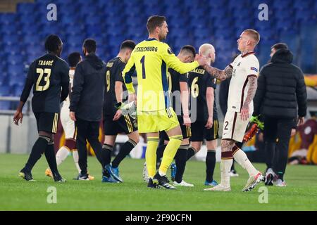 ROMA, ITALIA - APRILE 15: Portiere Maarten Stekelenburg di Ajax e Rick Karsdorp DI AS Roma durante la finale del quarto della UEFA Europa League: Seconda tappa Foto Stock