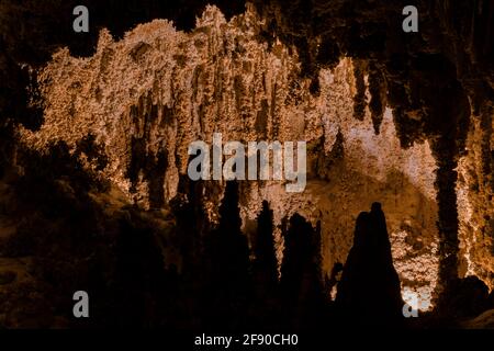 Le formazioni teatrali cinesi lungo il Big Room Trail nel profondo sottosuolo del Parco Nazionale delle Caverns di Carlsbad, New Mexico, USA Foto Stock