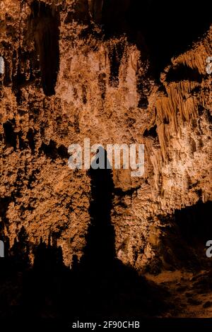 Le formazioni teatrali cinesi lungo il Big Room Trail nel profondo sottosuolo del Parco Nazionale delle Caverns di Carlsbad, New Mexico, USA Foto Stock