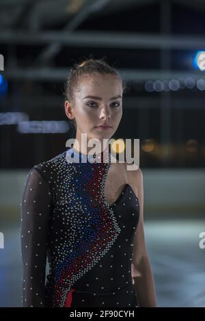 Immagine verticale di una giovane skater femminile slovena in piedi sul ghiaccio e guardando avanti Foto Stock