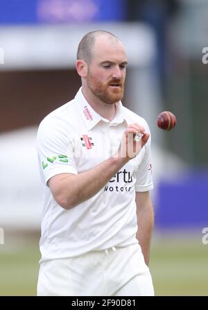 Chelmsford, Regno Unito. 15 Aprile 2021. CHELMSFORD INGHILTERRA - 15 APRILE: Durham's ben Raine durante LV Insurance County Championship Group 1 giorno uno di quattro tra Essex CCC e Durham CCC al Cloudfm County Ground il 15 aprile 2021 a Chelmsford, Inghilterra Credit: Action Foto Sport/Alamy Live News Foto Stock