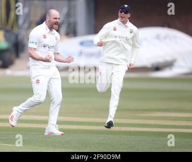 Chelmsford, Regno Unito. 15 Aprile 2021. CHELMSFORD INGHILTERRA - 15 APRILE: Il ben Raine di Durham celebra il wicket di Tom Westley di Essex e viene catturato dal David Bedingham di Durham durante il LV Insurance County Championship Group 1 giorno su 4 tra Essex CCC e Durham CCC al Cloudfm County Ground il 15 aprile 2021 a Chelmsford, Inghilterra Credit: Action Foto Sport/Alamy Live News Foto Stock