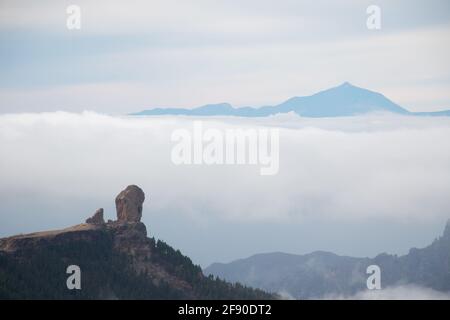 Vista panoramica di Roque Nublo e El Teide tra il mare di nuvole da Gran Canaria, Isole Canarie, Spagna. Concetto di natura Foto Stock