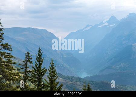 Auris, Isere, Francia - 22 agosto 2019: Vista panoramica del paesaggio alpino sotto le nuvole nelle Alpi del Nord, dipartimento dell'Isère, Francia Foto Stock