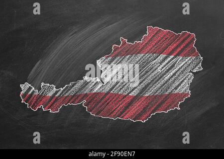 Mappa del paese e bandiera dell'Austria disegnando con gesso su una lavagna. Una di una grande serie di mappe e bandiere di paesi diversi. Istruzione, viaggi, Foto Stock
