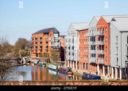 Appartamenti e battelli sul canale Shropshire Union Come passa attraverso la città di Cheshire, Inghilterra Chester Foto Stock